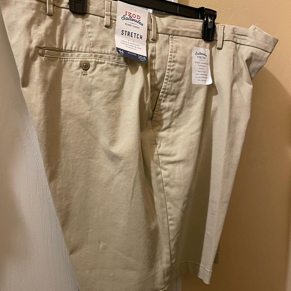 NEW pair of MENS SHORTS Size 44 IZOD